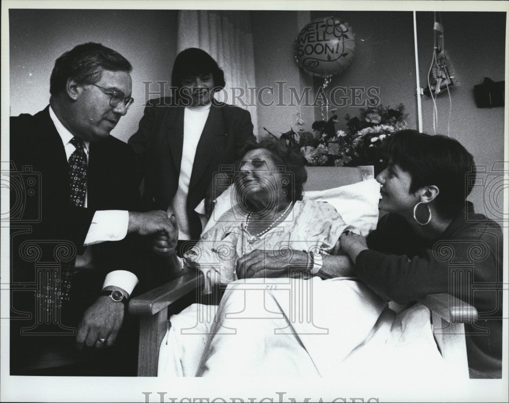 1994 Press Photo Thomas Menino With Natalie Young in Hospital after Beating - Historic Images