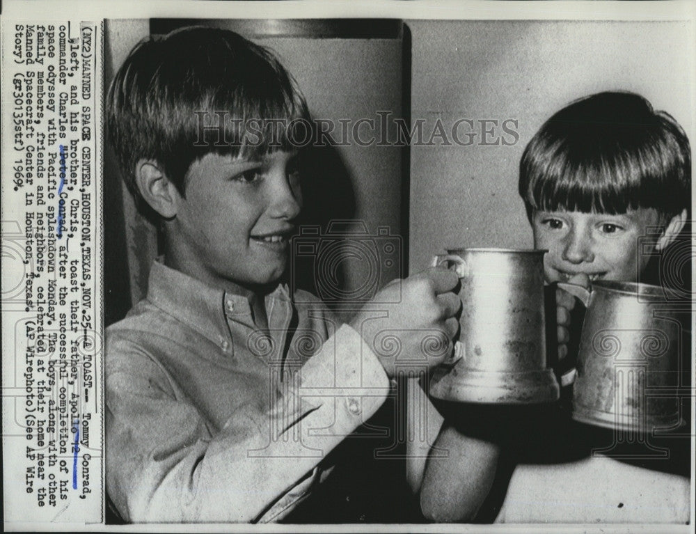 1969 Press Photo Apollo Commander Charles &#39;Pete&#39; Conrad&#39;s sons Tommy and Chris - Historic Images