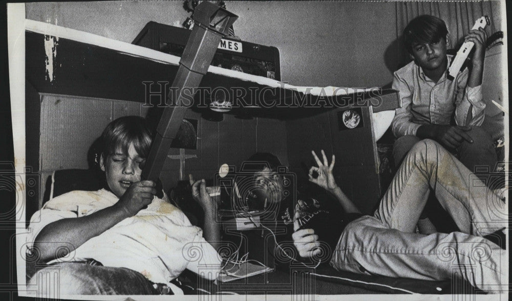 1969 Press Photo Peter and Thomas Conrad with Michael Howell play astronauts - Historic Images