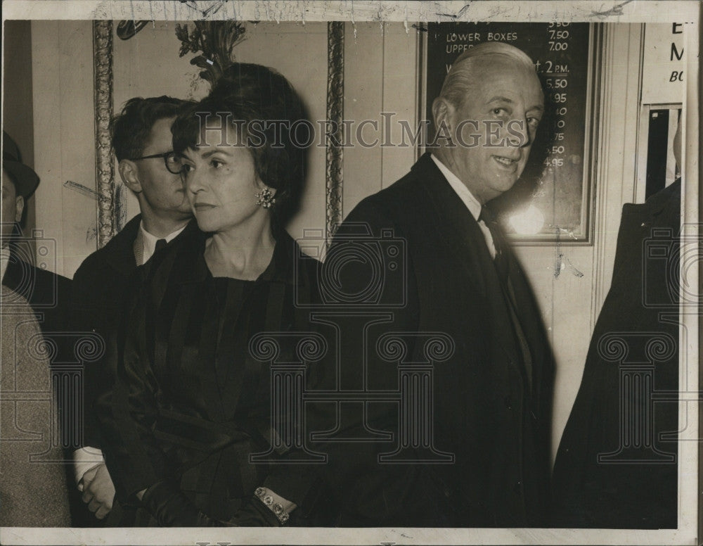 1964 Press Photo British TV star Alistair Cooke and wife at opening of Hamlet - Historic Images