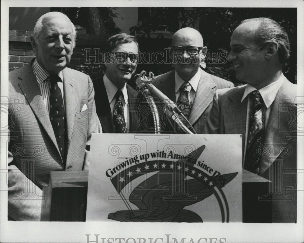 1975 Press Photo Alistair Cooke, Dr. William Murtagh, Ralph Heim, James Biddle - Historic Images