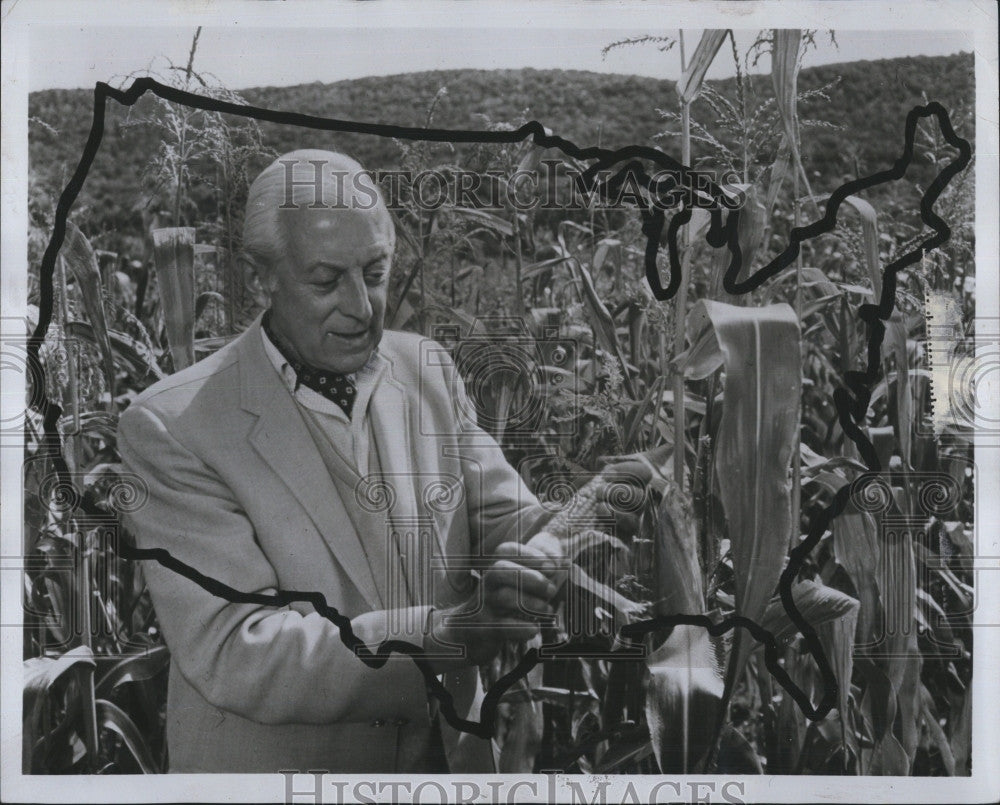 1972 Press Photo Alistair Cooke &quot;America&quot; - Historic Images