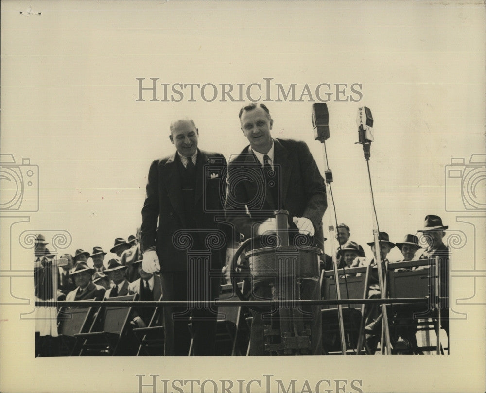 1943 Press Photo C. R. Younts, Governor Darden - Historic Images