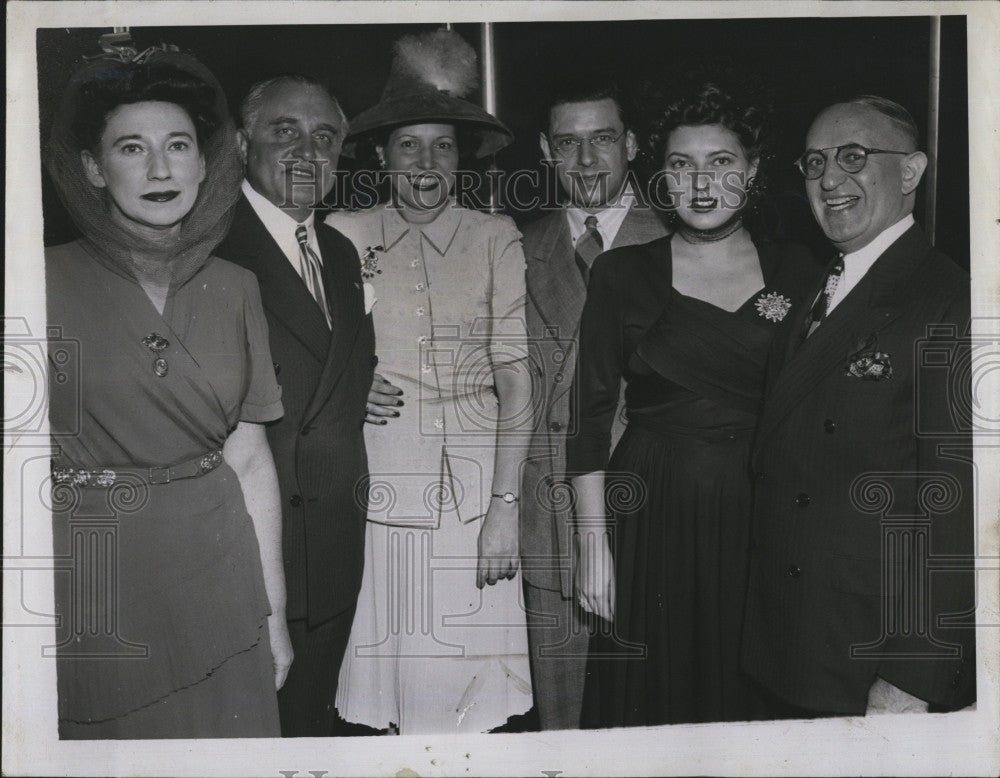 1942 Press Photo Furriers Miss Marion Mitchell Jack Friedberg Miss T. Jane - Historic Images