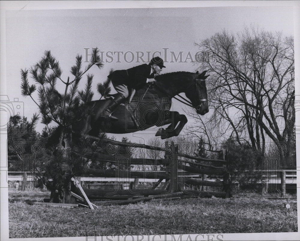 1964 Press Photo Rider Justin Yozell with Jumper Hunter Equestrian - Historic Images