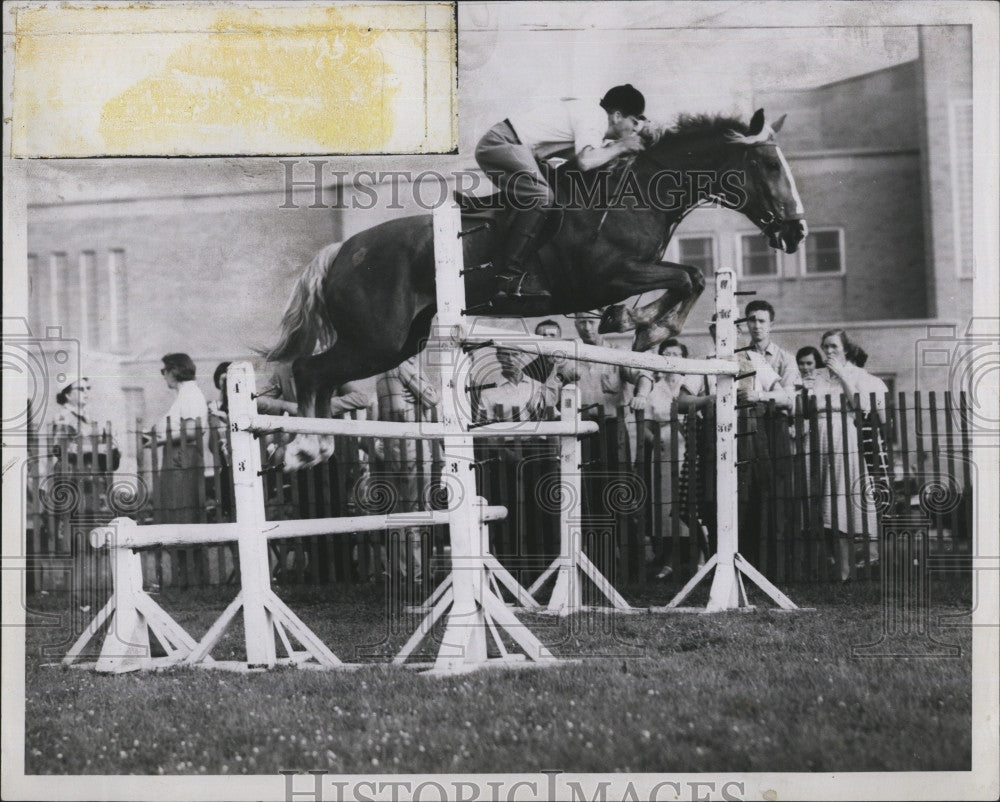 1980 Press Photo Owner Rider Justin C. Yozell with his Jumper Hunter - Historic Images