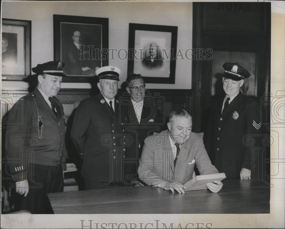 1962 Press Photo Police, Lt B Hill,Dep Burke,W Sullivan,Ed Crane, Sgt Miphelm - Historic Images