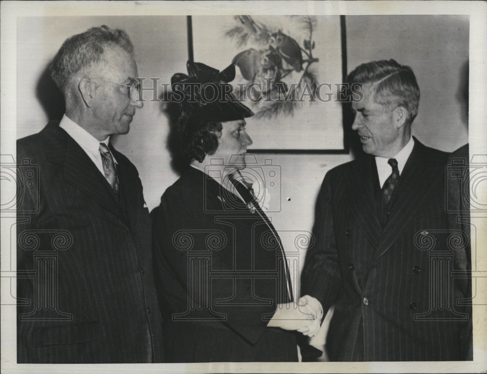 1943 Press Photo Mr &amp; Mrs T Sullivan &amp; VP Henry A. Wallace - Historic Images