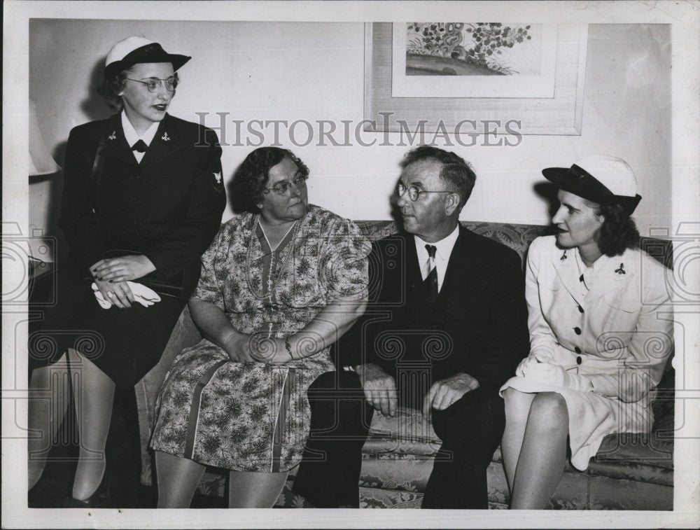 1943 Press Photo Mr &amp; Mrs Tom Sullivan &amp; WAVE Eve Lallenant, L Ruge - Historic Images