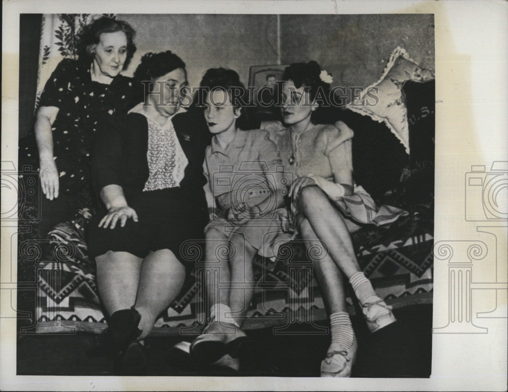 1943 Press Photo Mrs Thomas Sullivan, &amp; family after loss of 5 sons in Navy battle - Historic Images