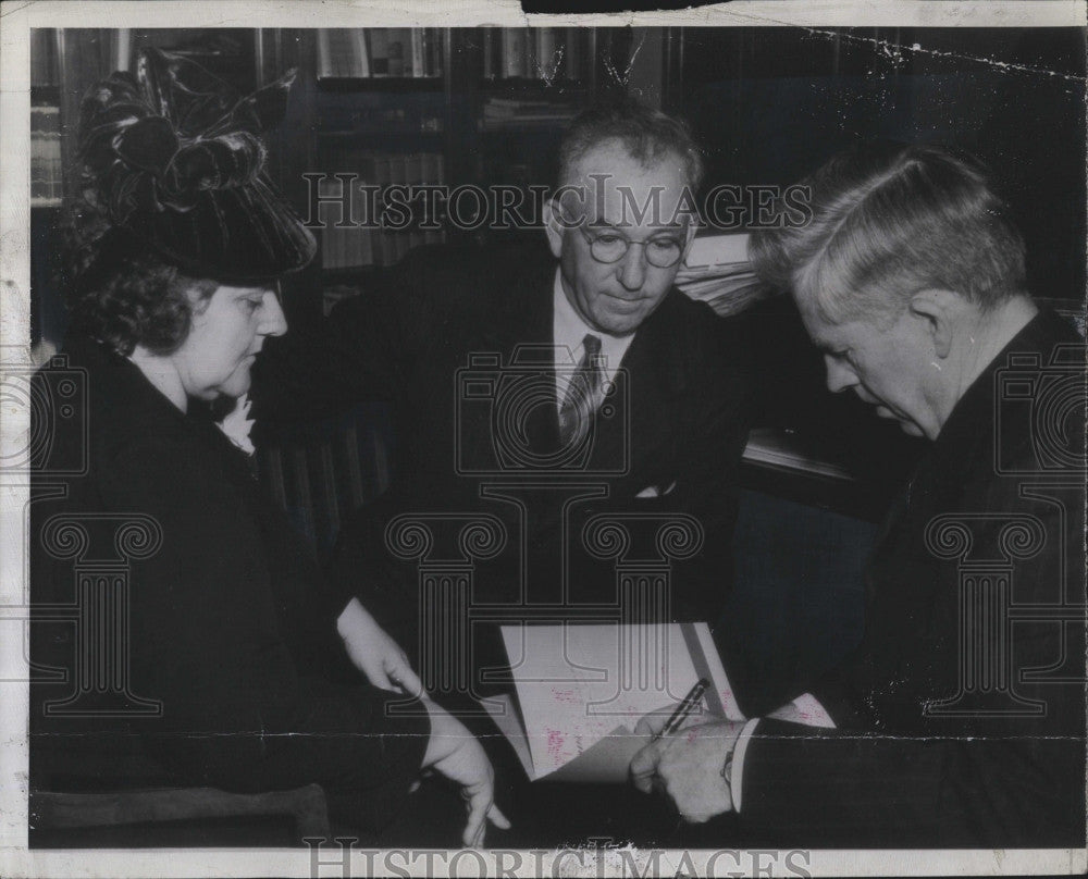 1943 Press Photo Vice Pres Henry Wallace Mr &amp; Mrs Thomas Sullivan 5 sons killed - Historic Images