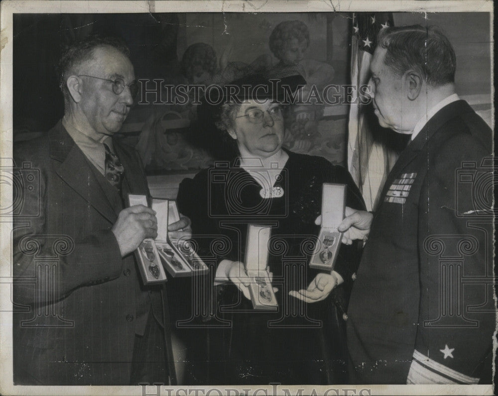 1944 Press Photo Thomas Sullivan and Wife, Parents of Five War Heroes - Historic Images