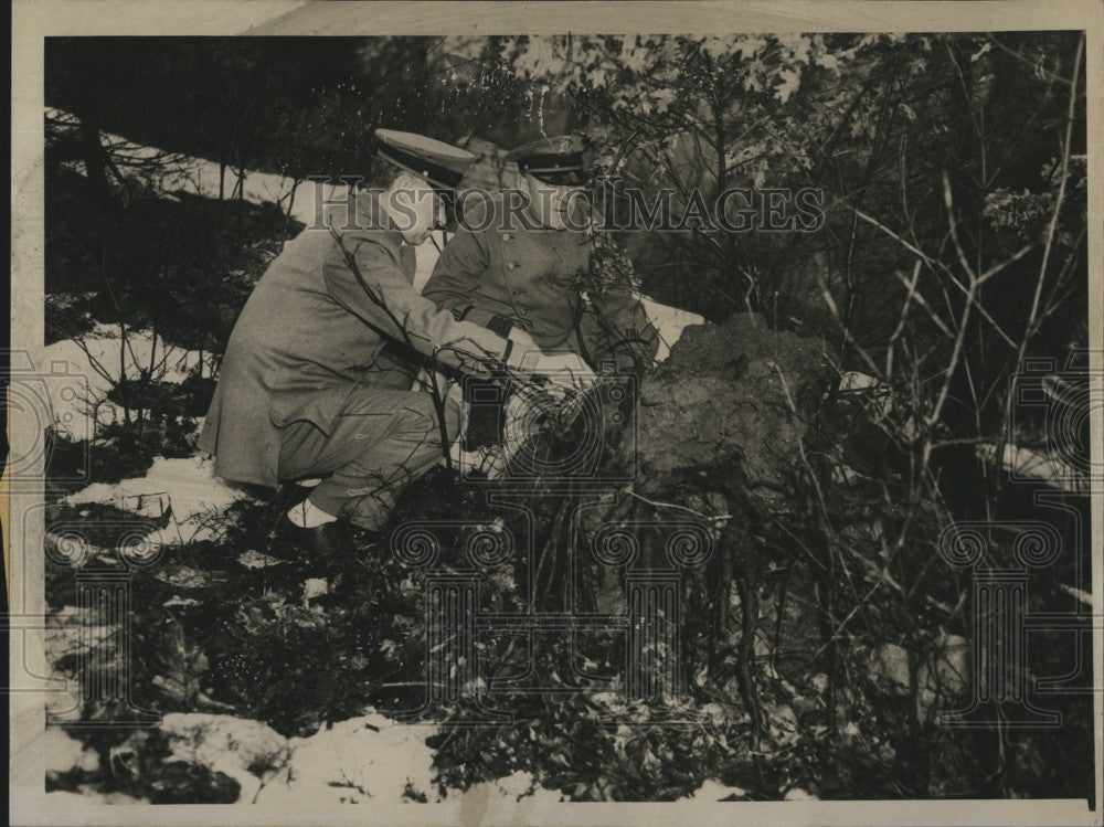 1945 Press Photo Charles Johnson and George McCormick Search for Missing Boys - Historic Images