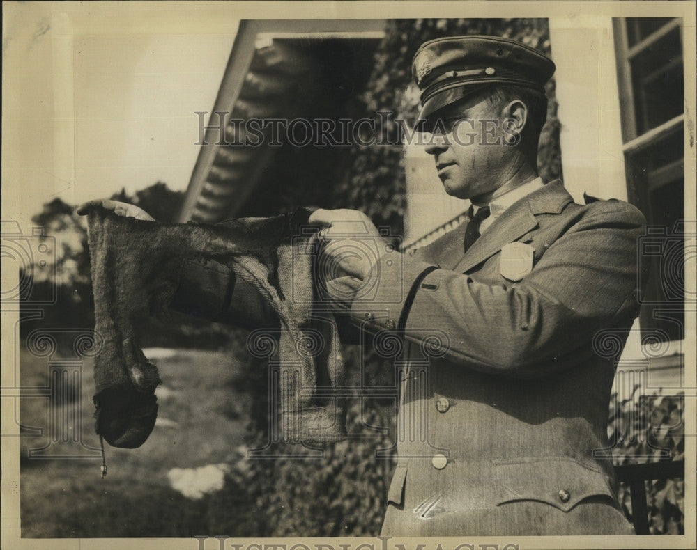 Press Photo Charles Johnson, Police Officer With Clothing From Missing Woman - Historic Images