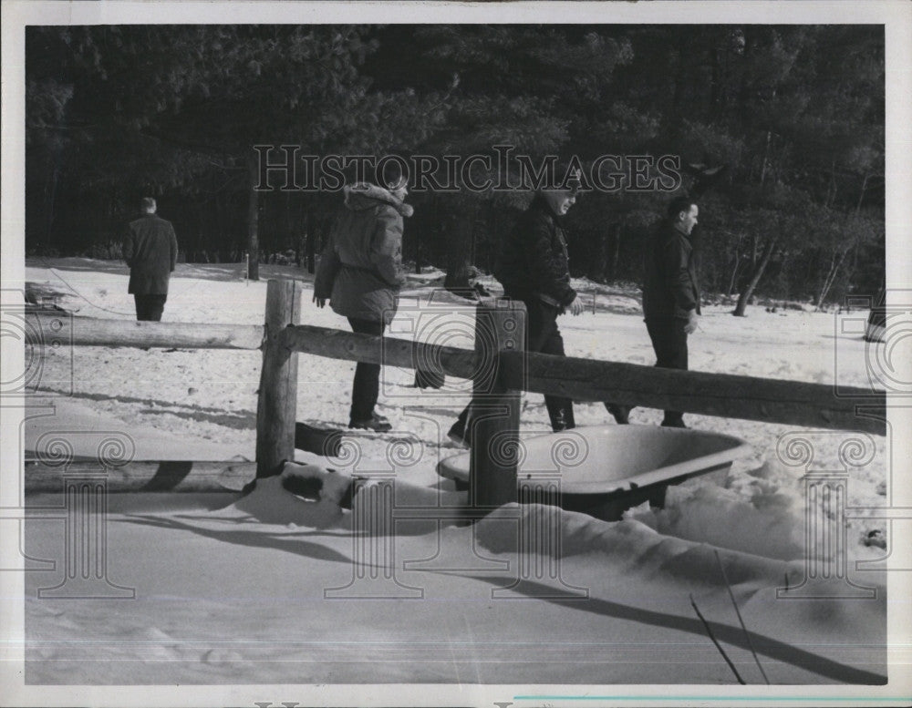 1967 Press Photo Tyngsboro Police search the grounds of the Pultar residence - Historic Images