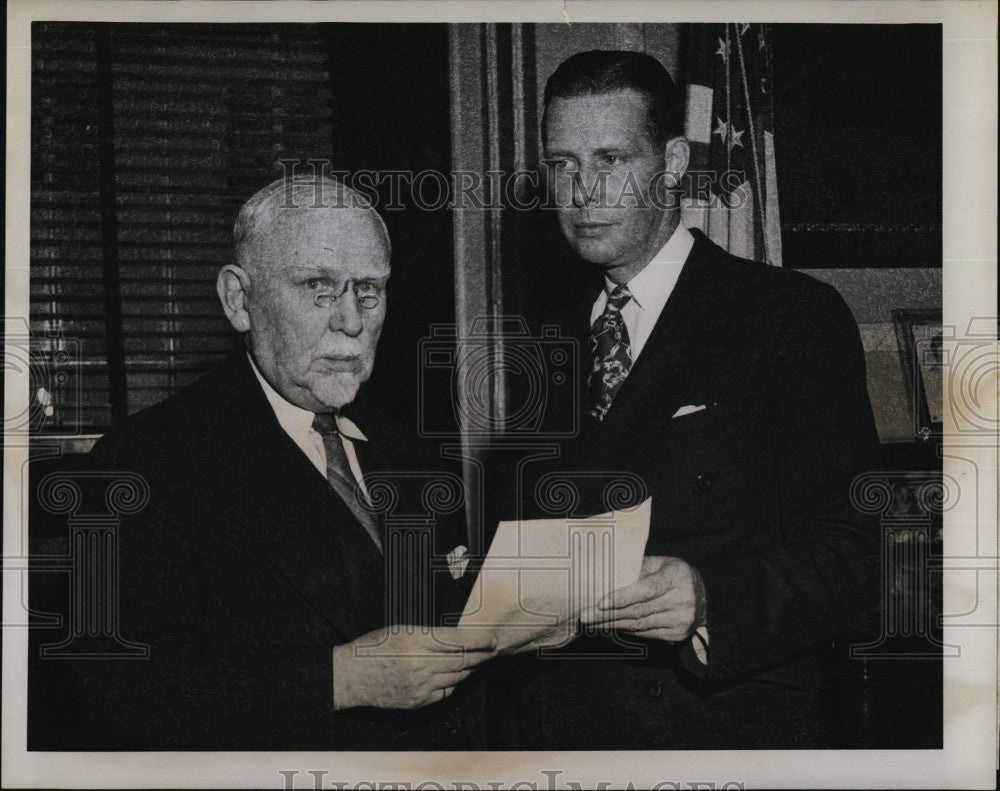 1945 Press Photo Gov Maurice J Tobin presents proclamation to Dr George W - Historic Images