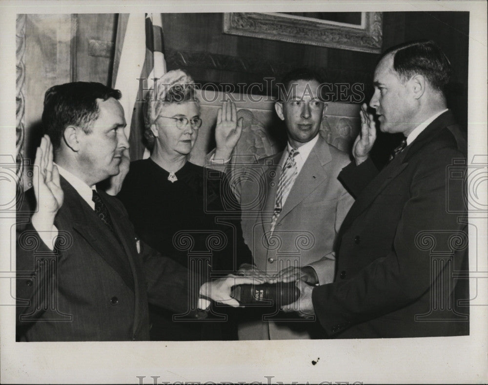 1949 Press Photo Members Of War Claims Commission Take Oath - Historic Images