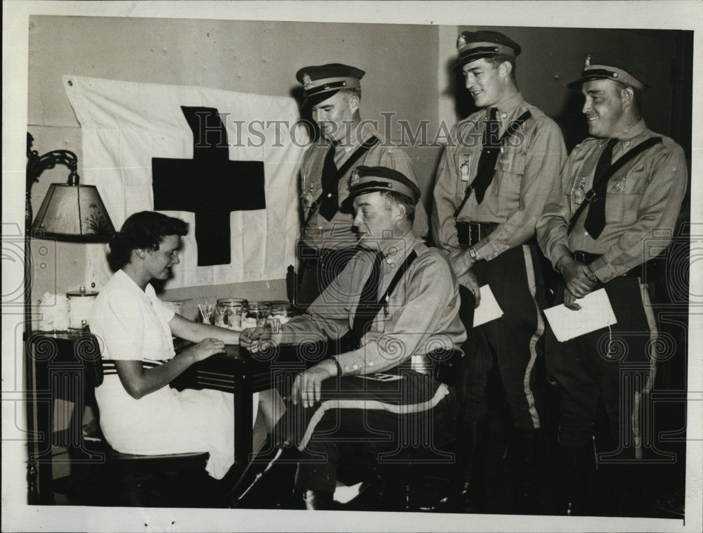 1942 Press Photo State Troopers Give Pints Of Blood - Historic Images