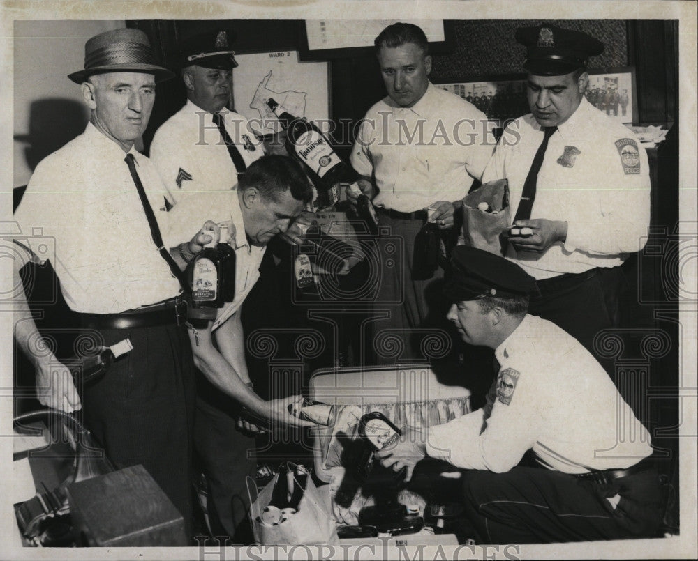 1960 Press Photo officers with booze from Charlestown Liquor Raid - Historic Images