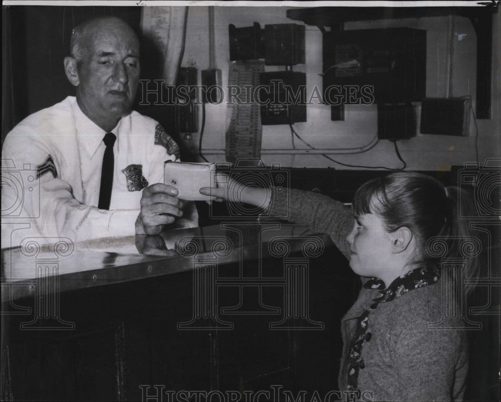 1962 Press Photo honest Charlestown girl Deborah Carr turns in wallet she found - Historic Images