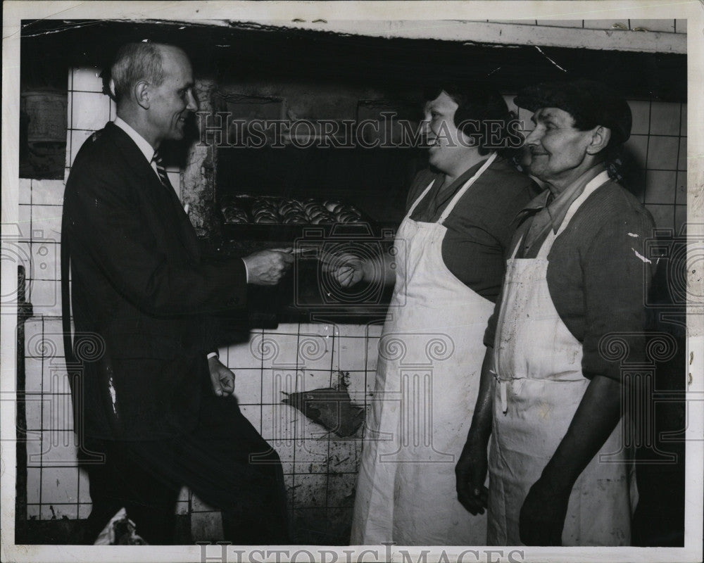 1955 Press Photo Minna Schwartz, owner of the Old North End Bakery in Salem, MA - Historic Images