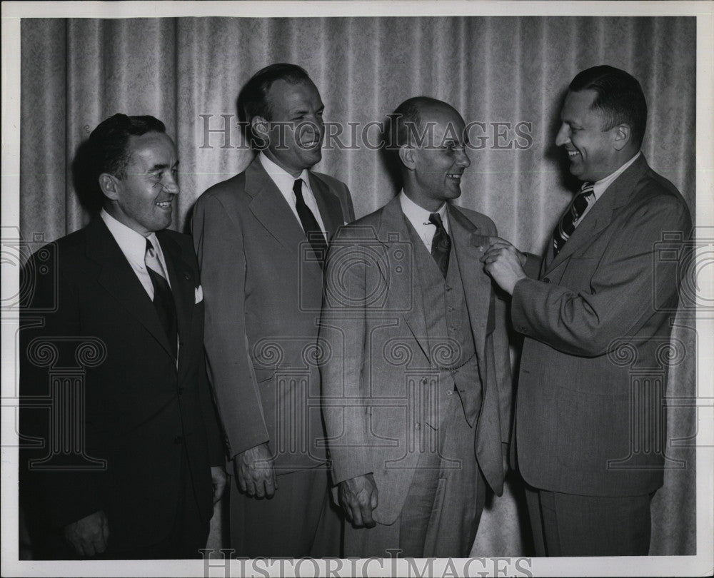 1949 Press Photo W. Nelson Bump of American Air Lines honored - Historic Images