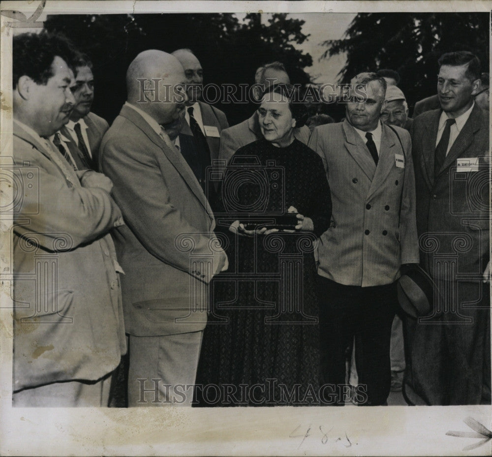 1955 Press Photo widow of famed botanist Luther Burbank with visiting Russians - Historic Images