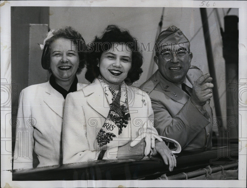 1953 Press Photo Burbanks with adopted daughter Susan entering U.S. for 1st time - Historic Images