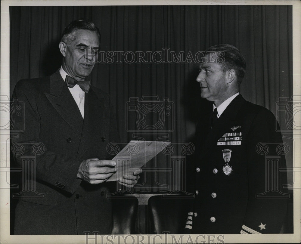 1945 Press Photo Under Sec of Navy Ralph Bard presented Legion of Merit to - Historic Images