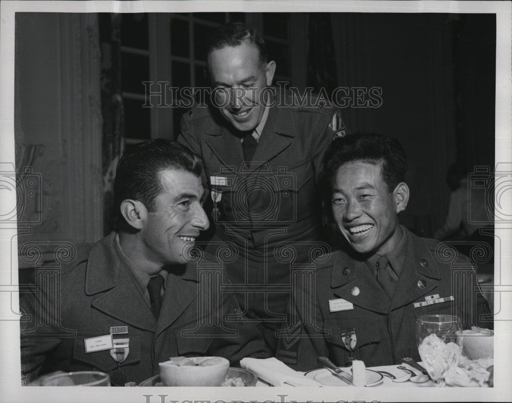 1951 Press Photo Vets of Korean War Sergeant Ziya Buras Warrant Officer Walter - Historic Images