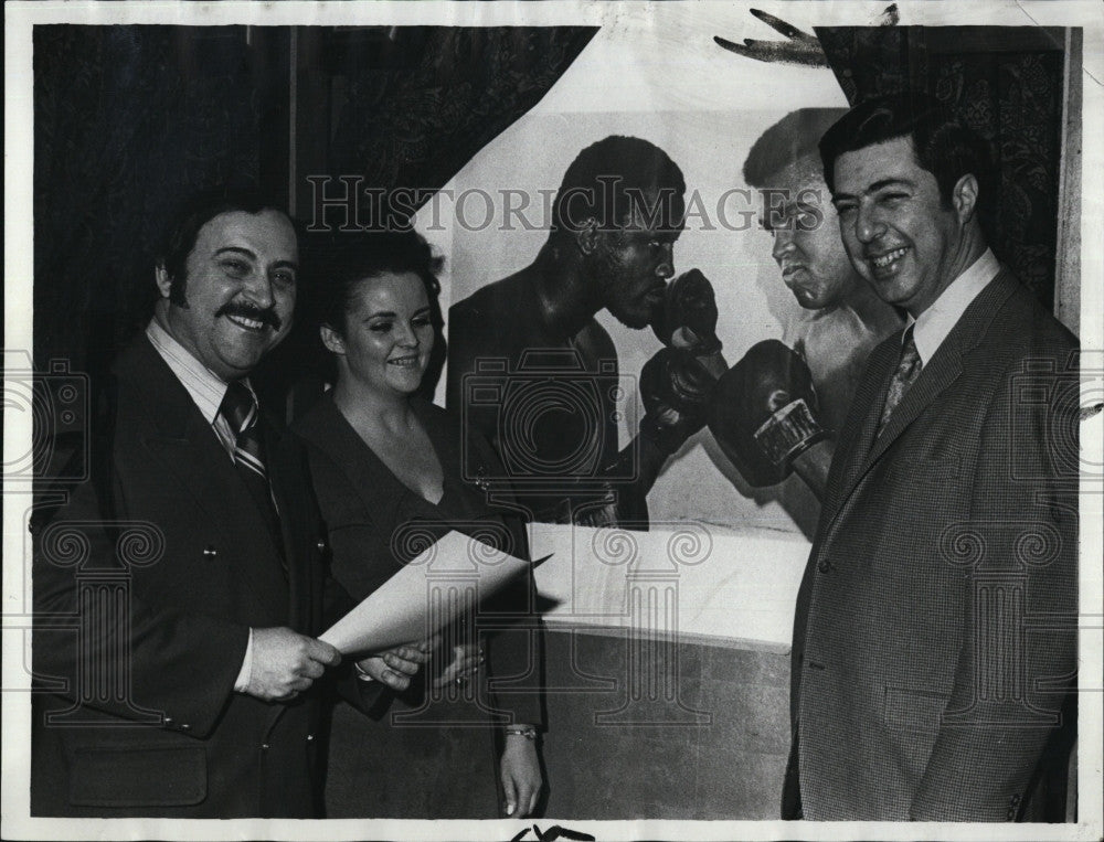 1971 Press Photo Mrs Julie Hardy of GBARC with Pres Joseph Buonomo and VP - Historic Images