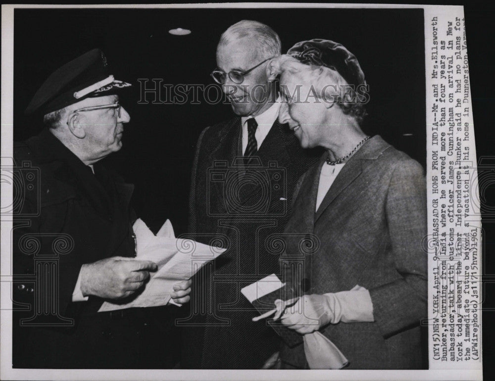 1961 Press Photo Mr. and Mrs. Ellsworth Bunker, Customs Officer James Cunningham - Historic Images