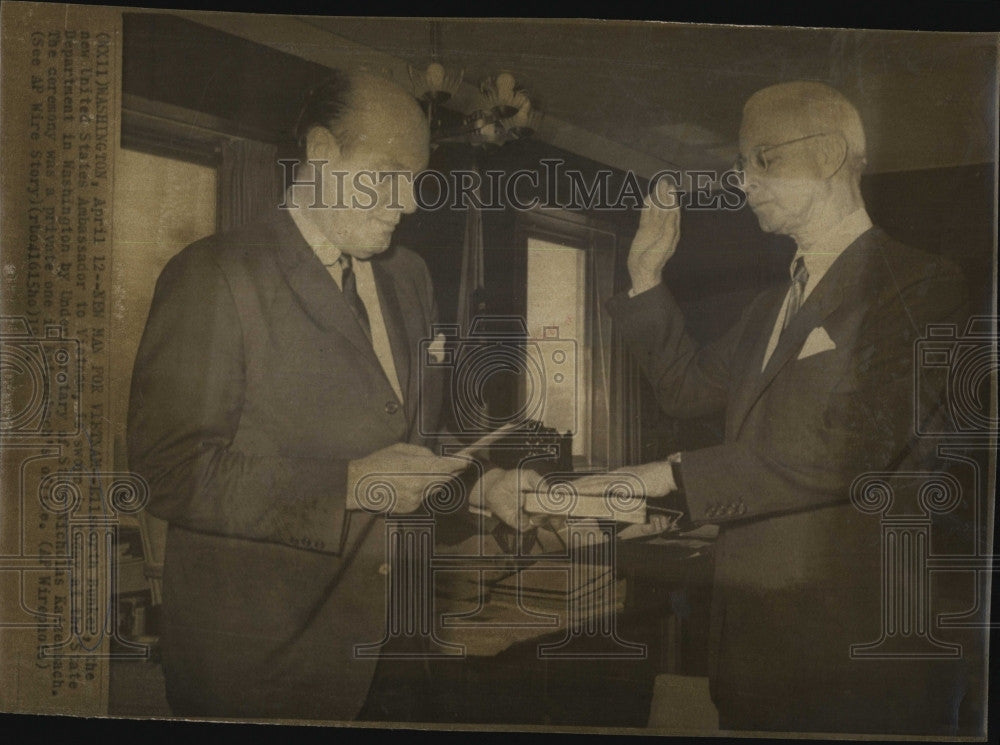 1967 Press Photo Ellsworth Bunker, U. S. Ambassador to Vietnam is sworn in - Historic Images