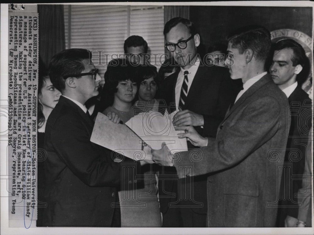 1965 Press Photo William Bundy, Assistant Secretary of State With Students - Historic Images