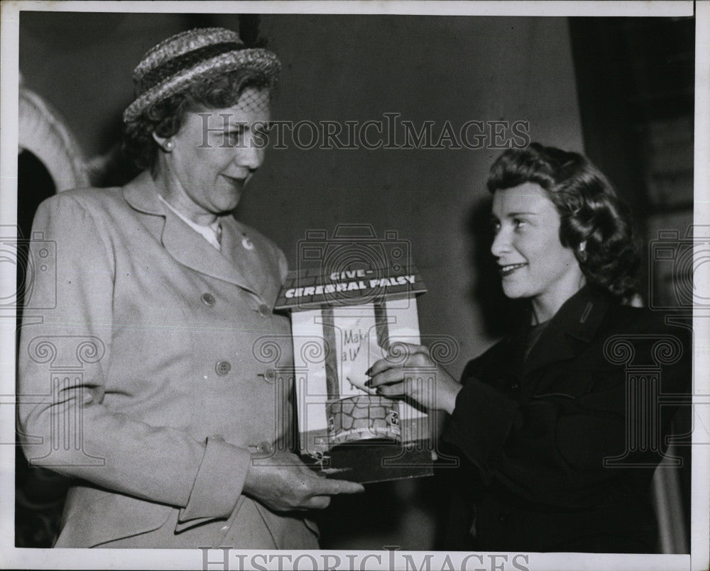 1951 Press Photo Mrs. Earle W. Bunker, Miss Ann Fulciano - Historic Images