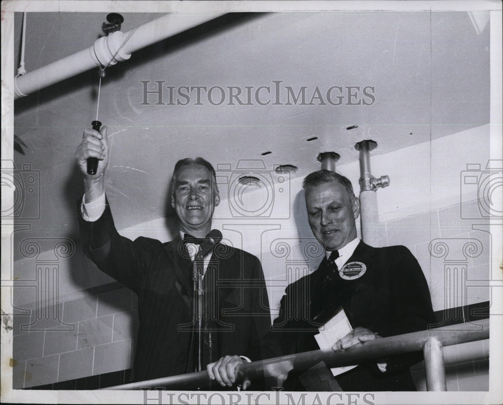 1956 Press Photo Gov Christian Herter switches on machinery at Gorton&#39;s - Historic Images