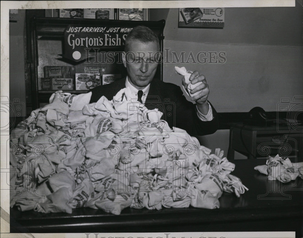 1954 Press Photo Frederick  M Bundy,Pres of Gorton-Pew Fisheries in Galoucester - Historic Images