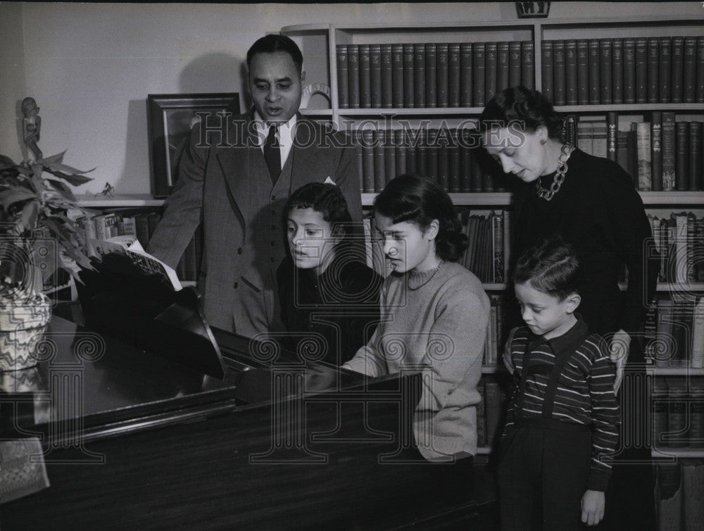 1949 Press Photo UN Peacemaker,Dr Ralph J Buunche and family,wife,son and 2 girl - Historic Images