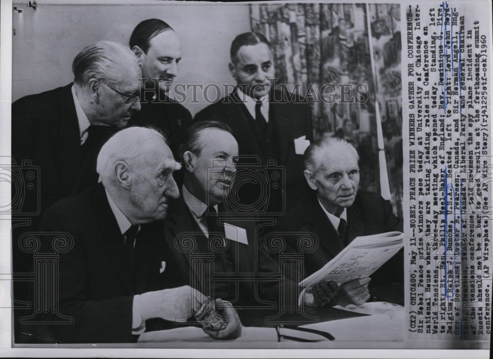 1960 Press Photo 6 Nobel Peace Prize Winners pose at Univ of Chicago,Intl House - Historic Images