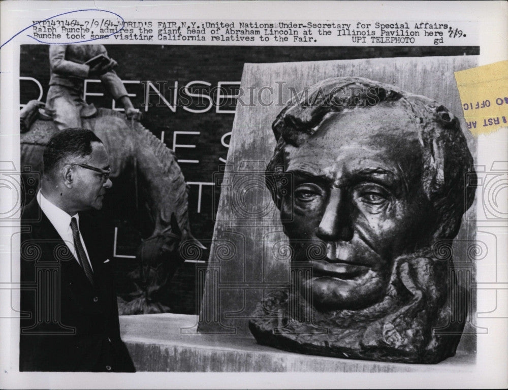 1964 Press Photo Ralph Bunche admires Abe Lincoln bust in Worlds Fair,Ill paviln - Historic Images