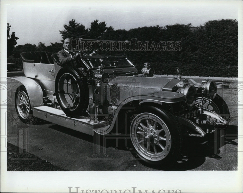 Press Photo George Souza Herald-American Reporter Antique Car - Historic Images