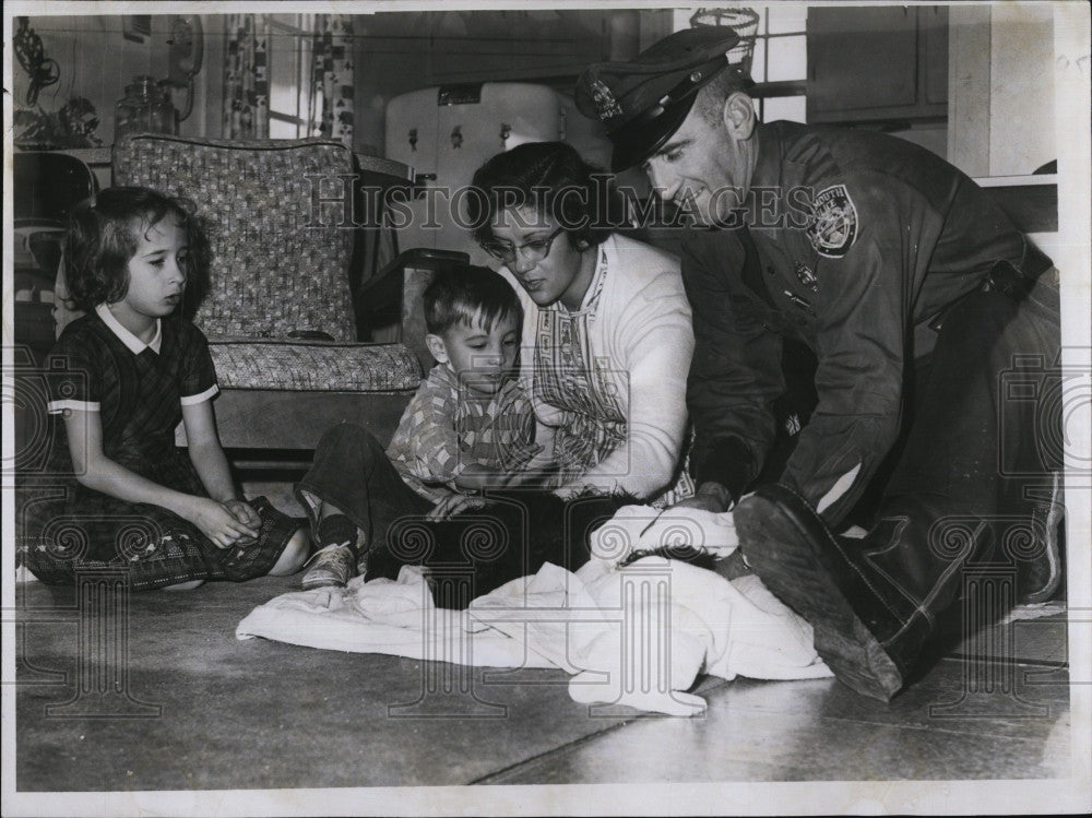 1962 Press Photo Matthew Souya, Police Officer - Historic Images