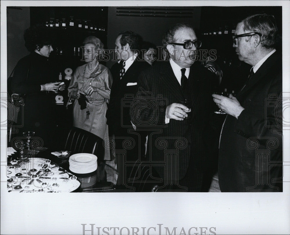 1975 Press Photo Jacques Soustelle With Art Collection Gallery in New York - Historic Images