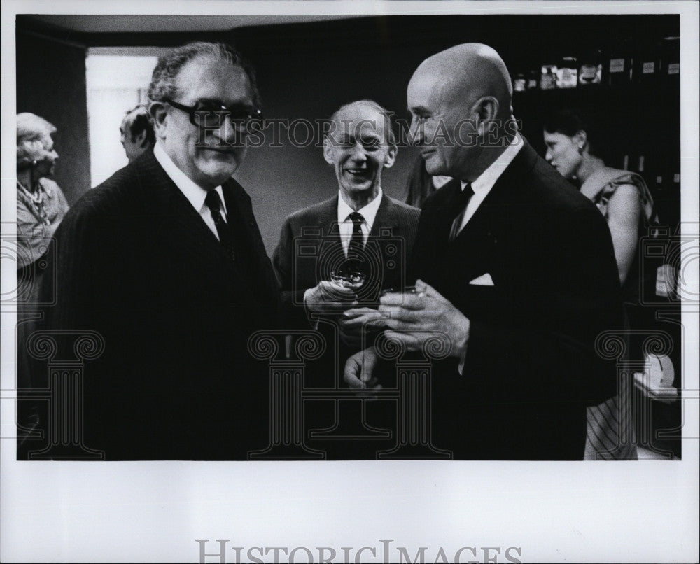 1975 Press Photo Jacques Soustelle at Art Gallery in New York - Historic Images