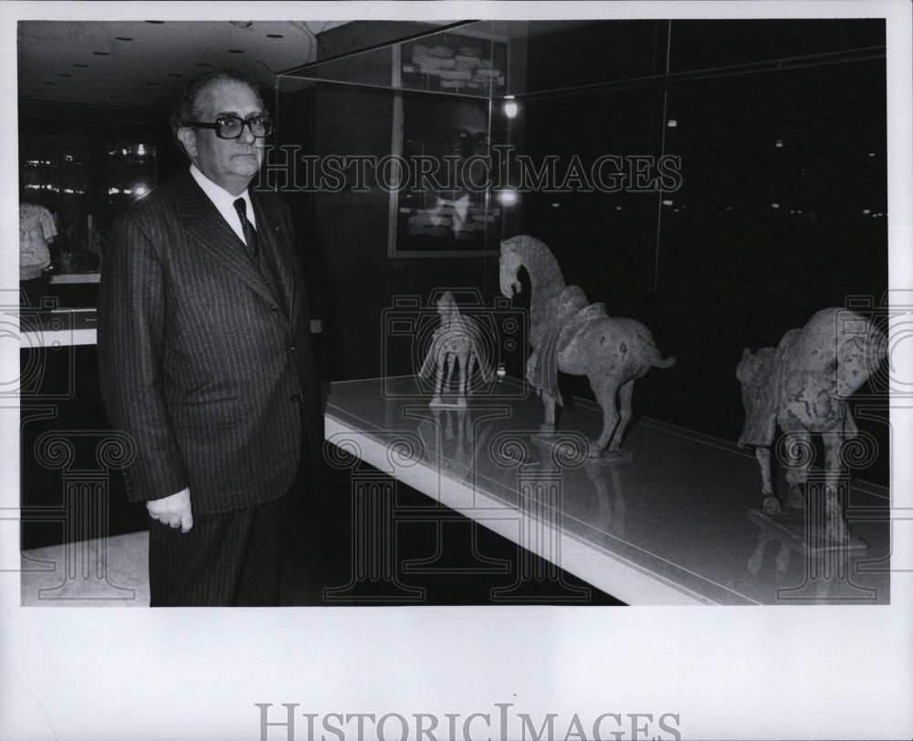 1975 Press Photo Jacques Soustelle at Art Gallery in New York - Historic Images