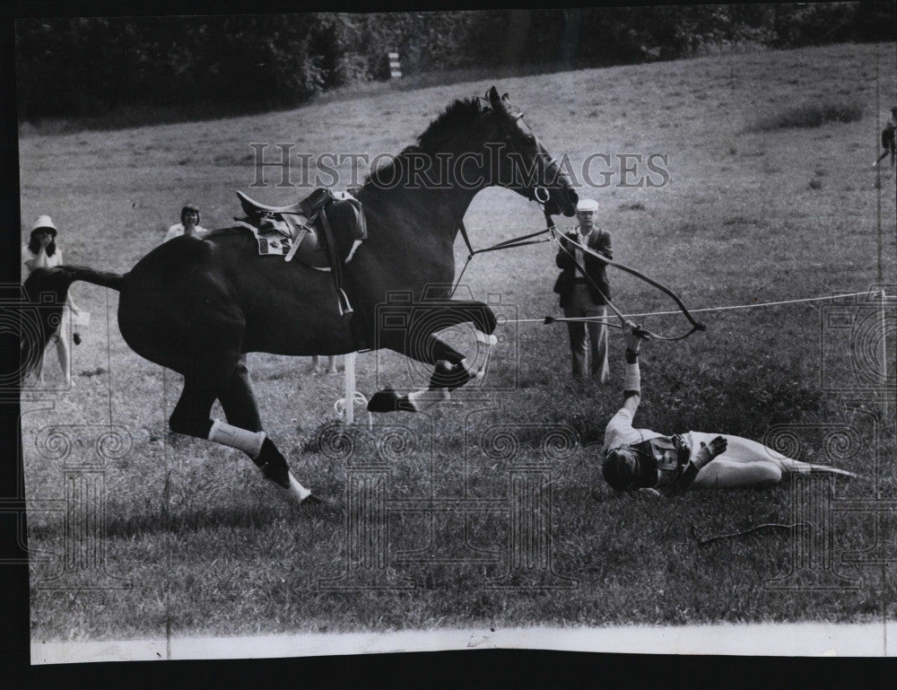 1975 Press Photo Kathy Wedge Falls Off Fine And Dandy - Historic Images