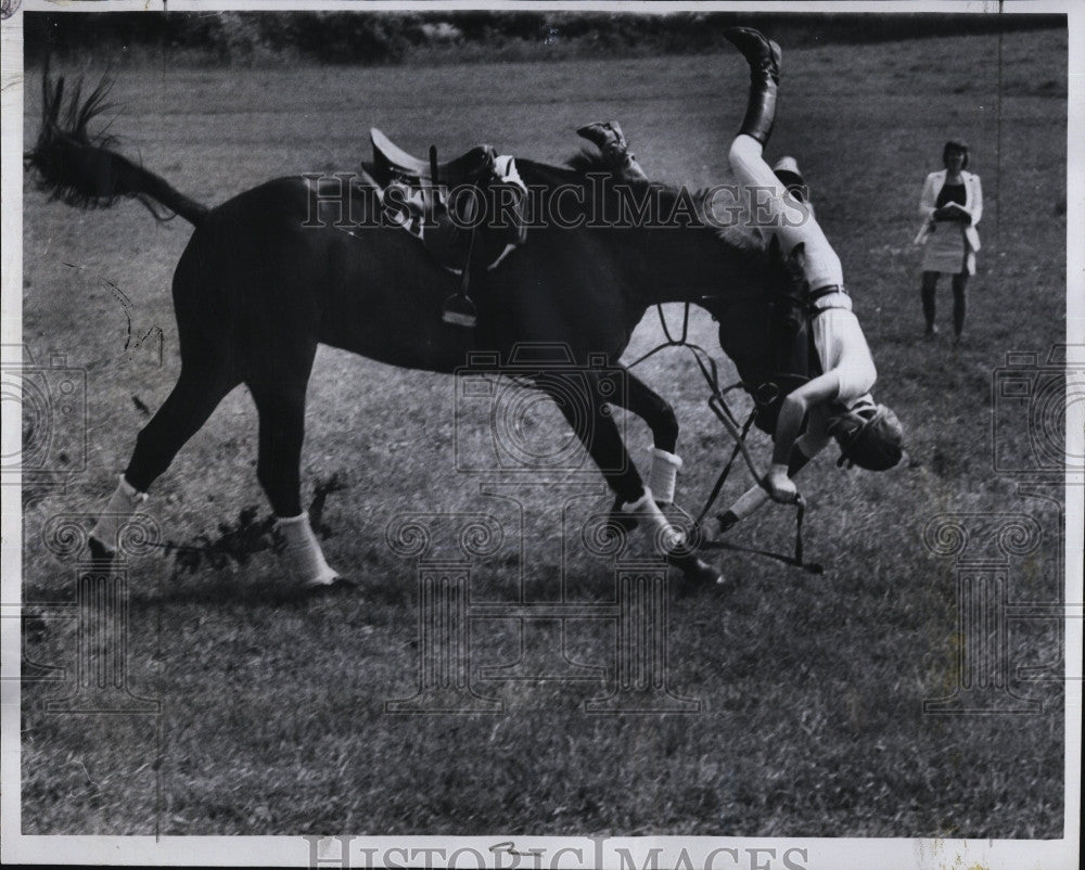 Press Photo Kathy Wedge falling from horse - Historic Images