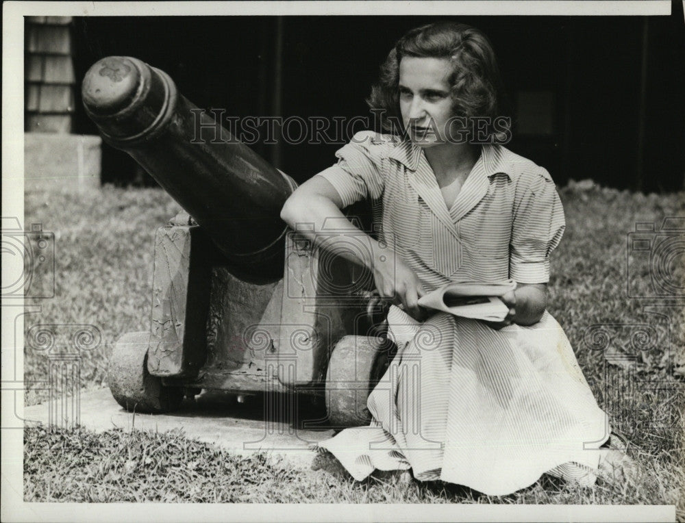 1940 Press Photo Mary Louise Collier beside cannon - Historic Images