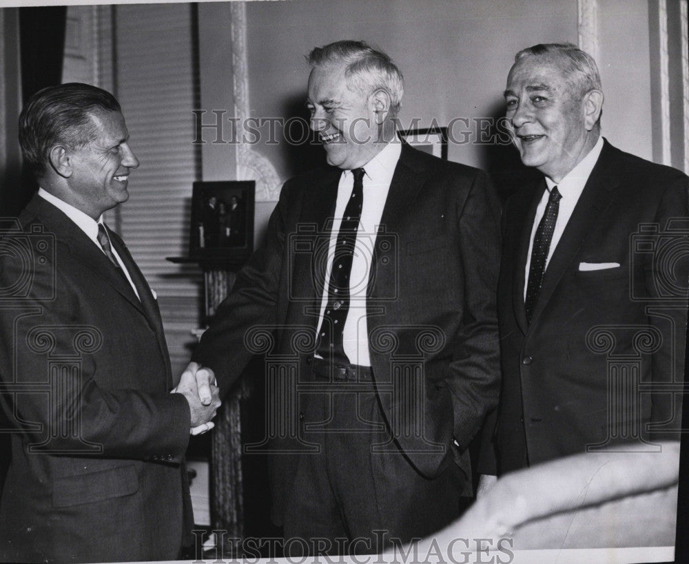 1961 Press Photo Governor John Valpe &amp; Fred Smith Of Prudential Company - Historic Images