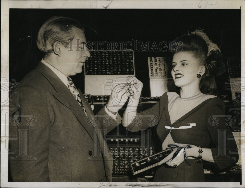 1944 Press Photo Actress Singer Shaye Coogan - Historic Images